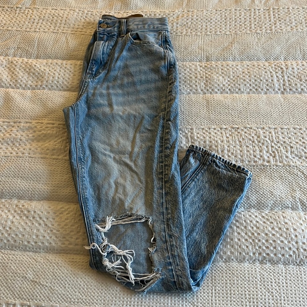 Ripped Light Wash American Eagle Mom Jean